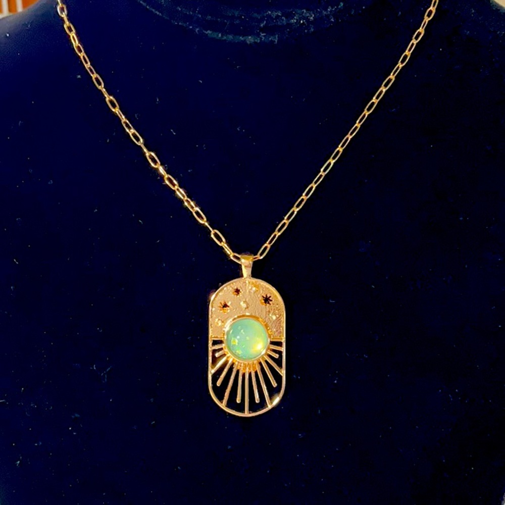 Lovely Fashion Pendant with Delicate Gold Tone Chain - Picture 1 of 6